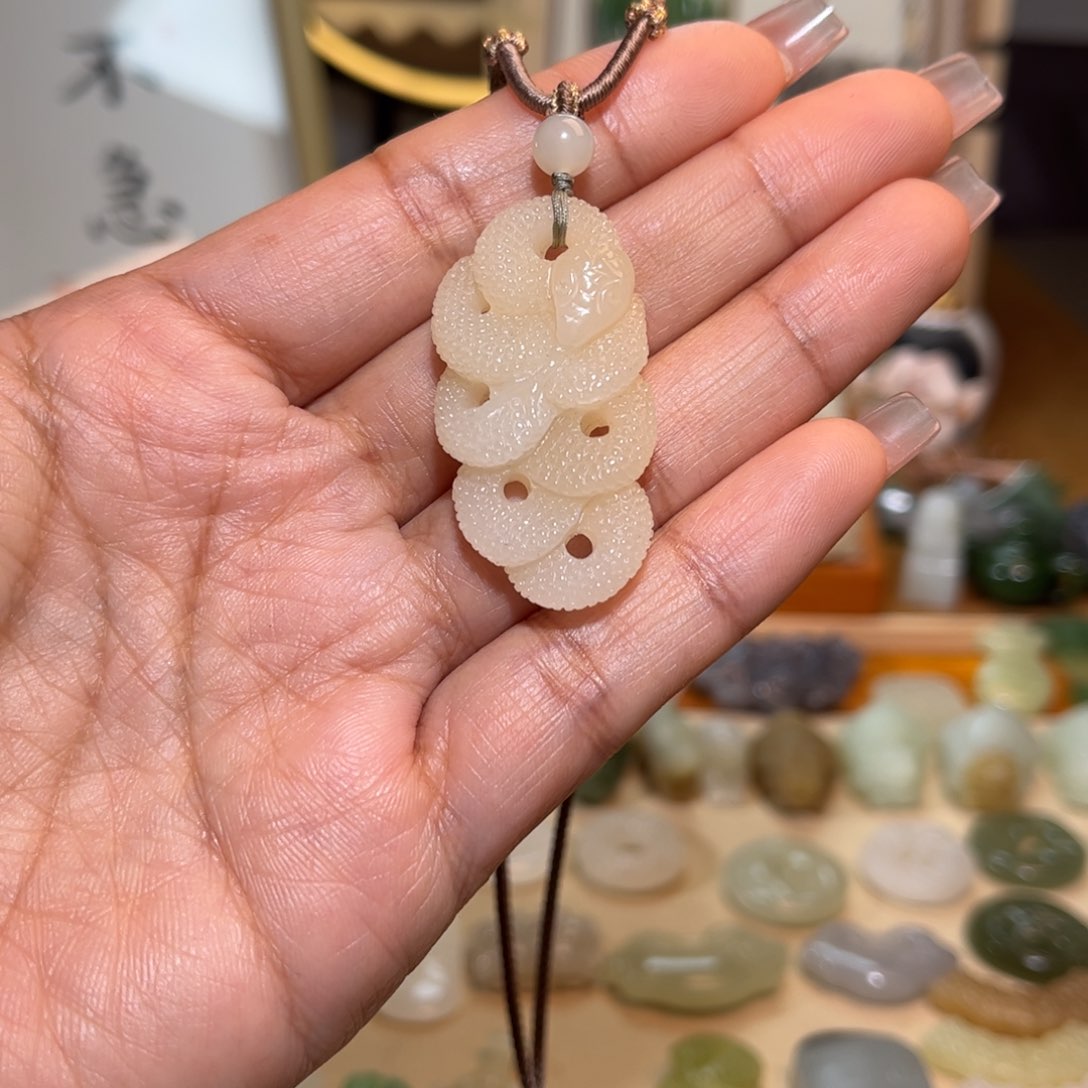 和田玉颈饰未镶嵌努****?