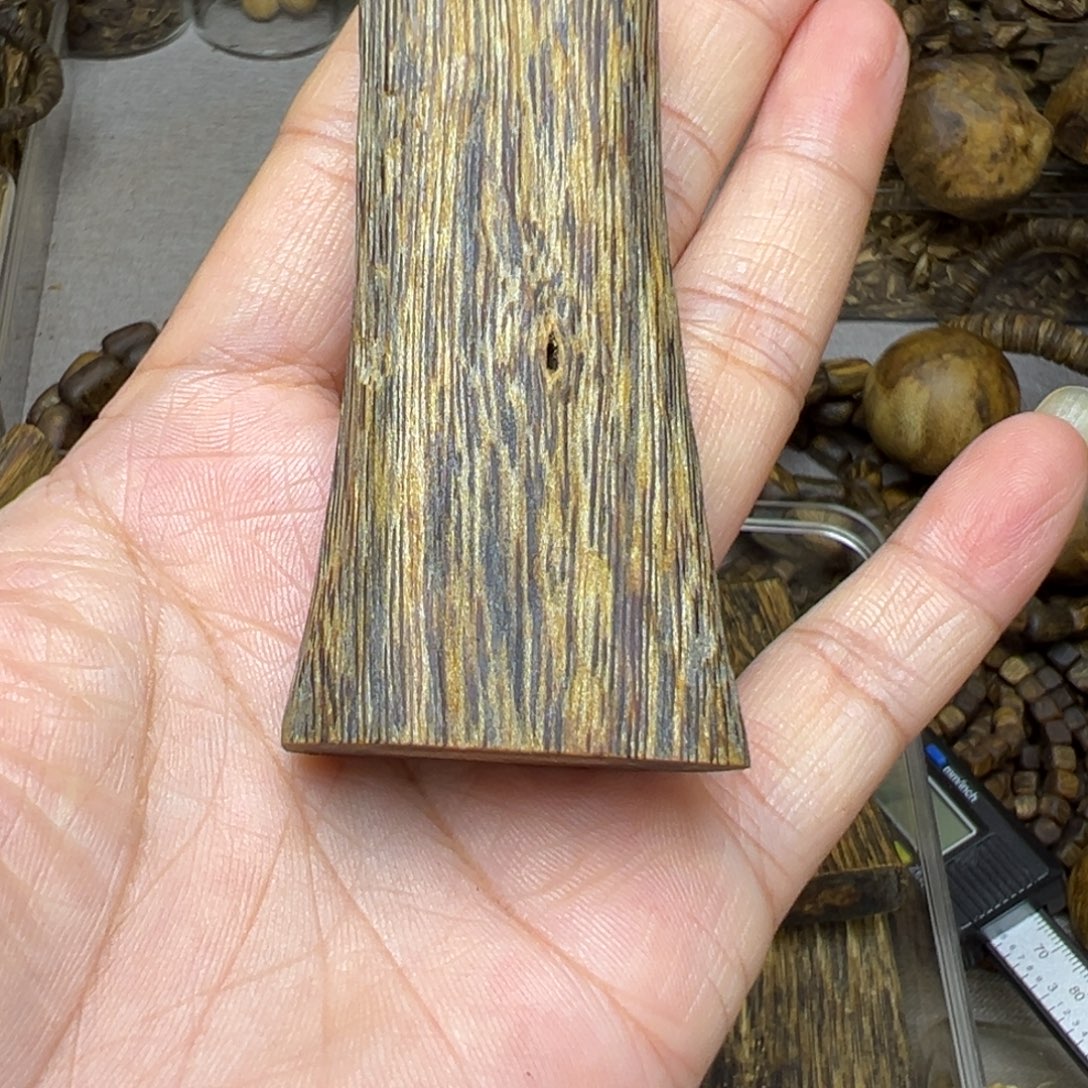 沉香吊坠金沙叶树心牌18克