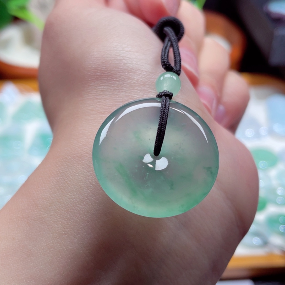 翡翠颈饰未镶嵌扣子