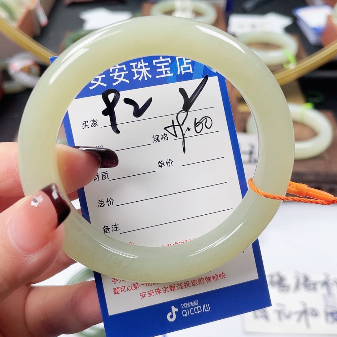 和田玉手镯未镶嵌