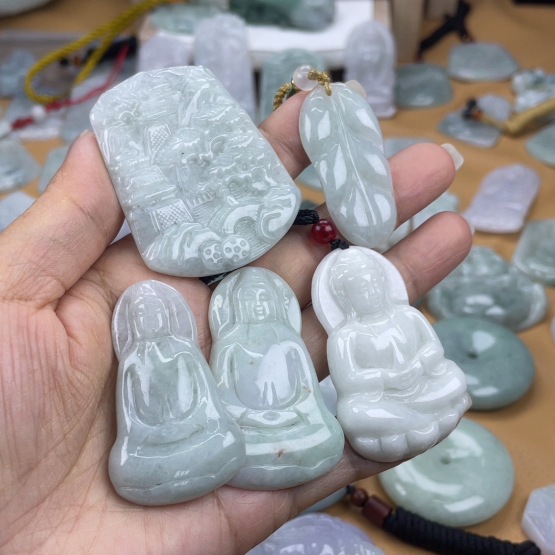 翡翠未镶嵌颈饰翡翠，微瑕