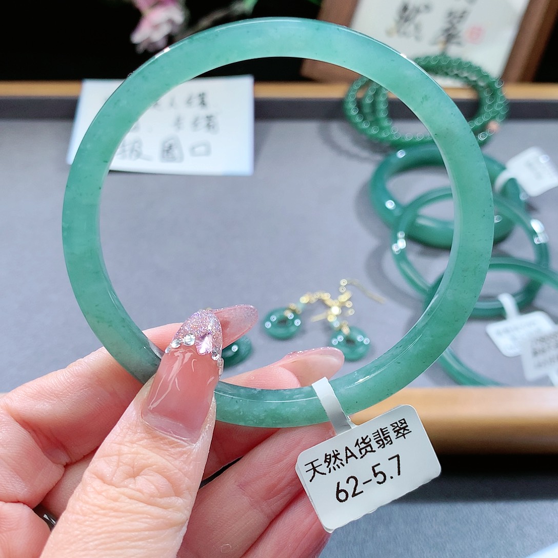 翡翠手镯（圆镯）未镶嵌