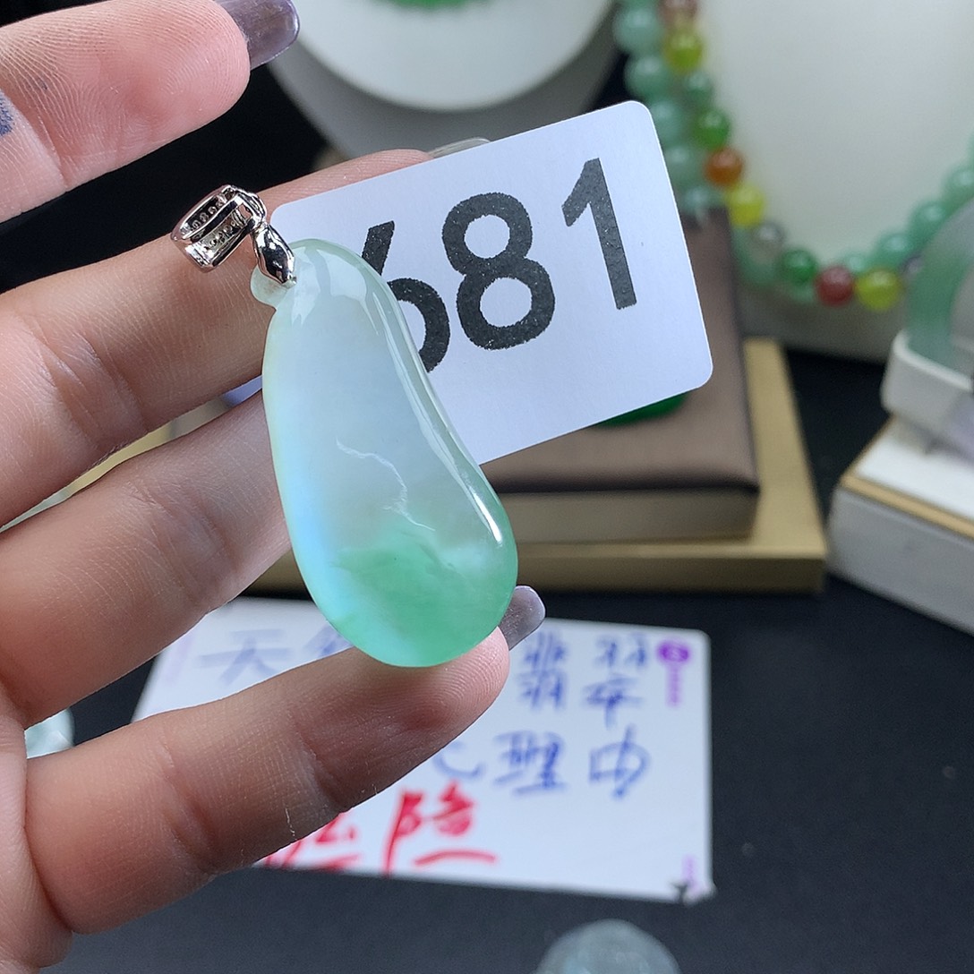 翡翠未镶嵌吊坠(赠链)