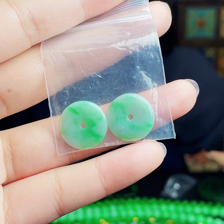 翡翠未镶嵌颈饰多样性