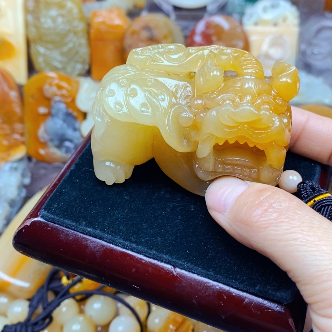 石英质玉（黄龙玉）未镶嵌颈饰