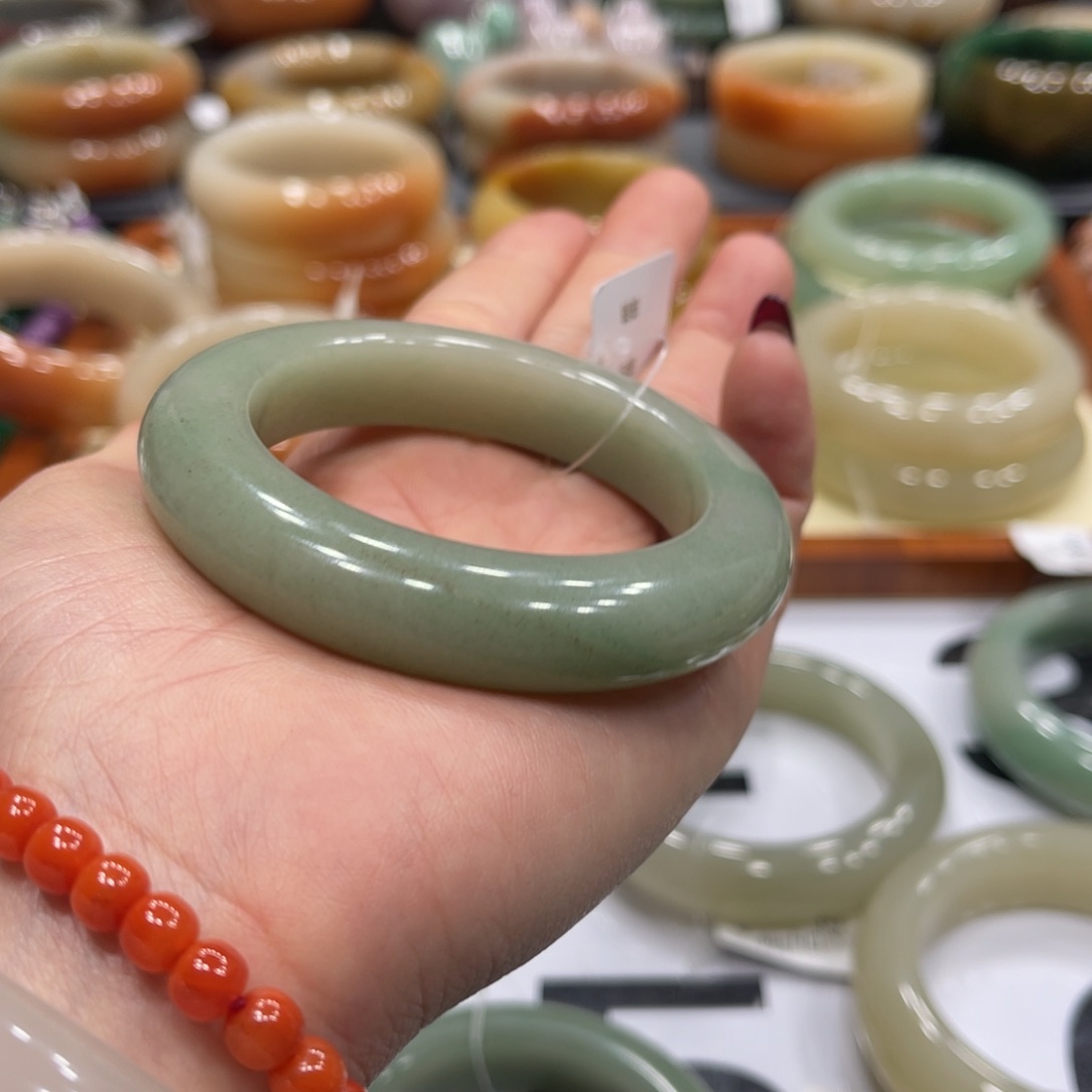 石英质玉手镯未镶嵌满*