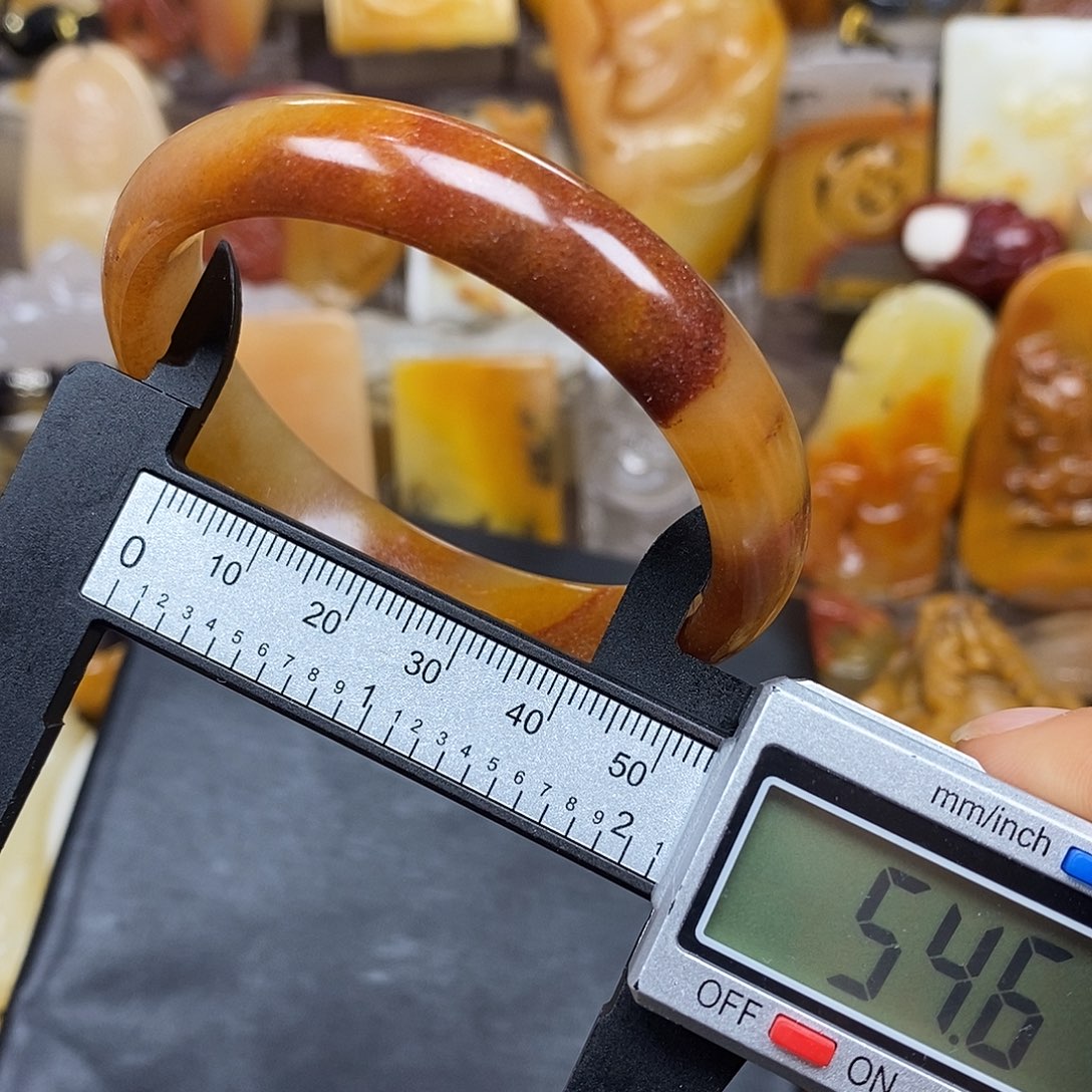 石英质玉（黄龙玉）颈饰未镶嵌