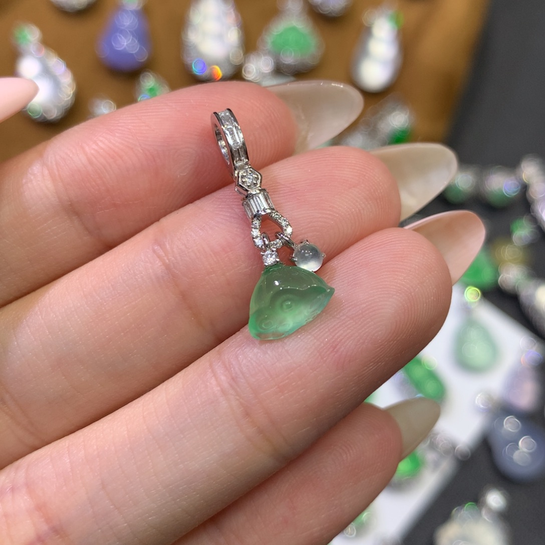 翡翠18K金镶嵌吊坠(赠链)木纳绿莲蓬