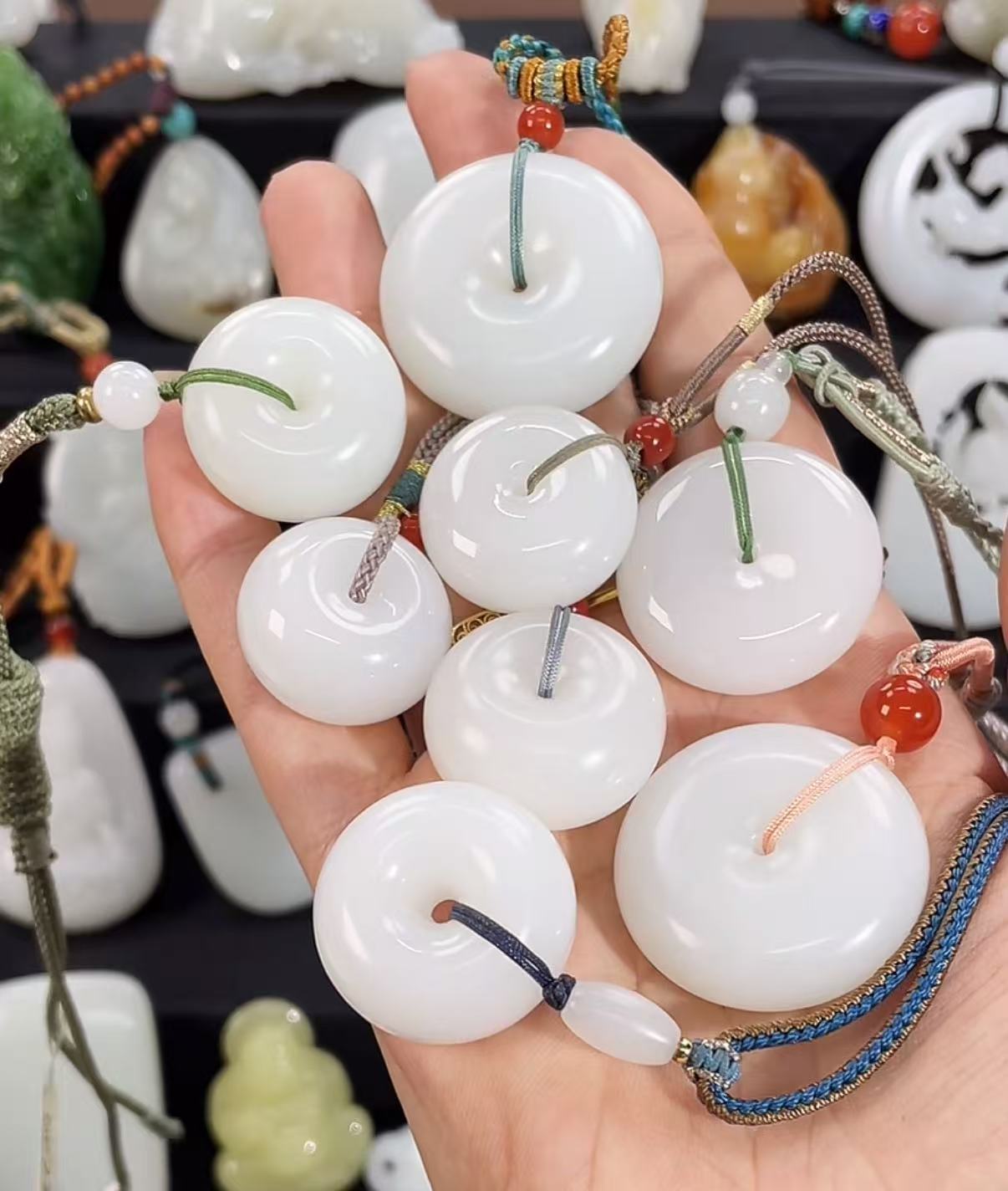 和田玉天然平安扣吊坠。