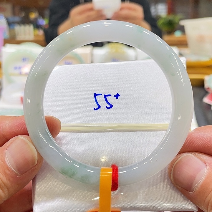 翡翠手镯未镶嵌翡翠