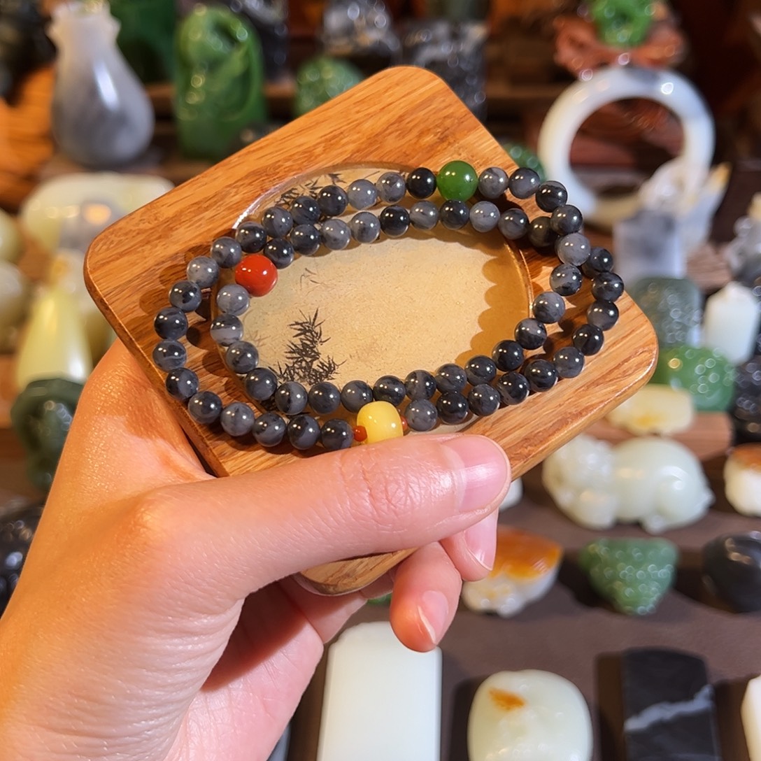 ****欢和田玉未镶嵌手串