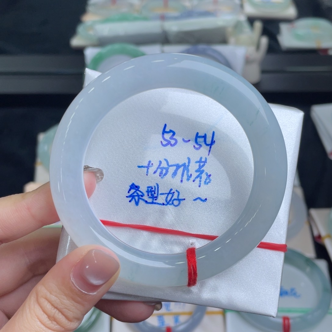 翡翠手镯未镶嵌翡翠