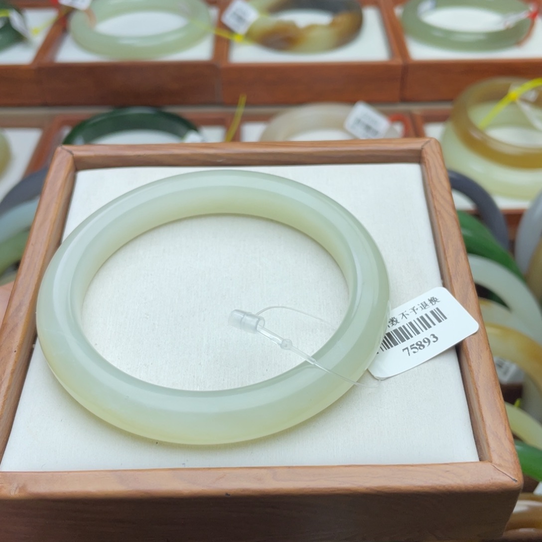 【闪购商品】和田玉手镯未镶嵌57