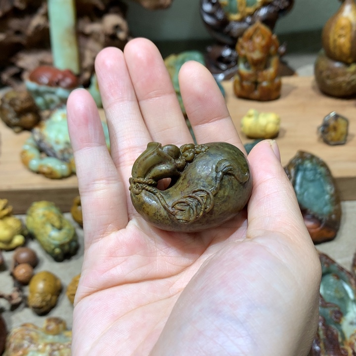 未镶嵌岫岩河磨玉（透闪石质玉）挂件