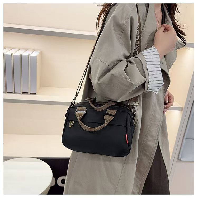 2025新款包新款女单肩斜挎百搭文艺复古斜挎包休闲防水包轻便小包