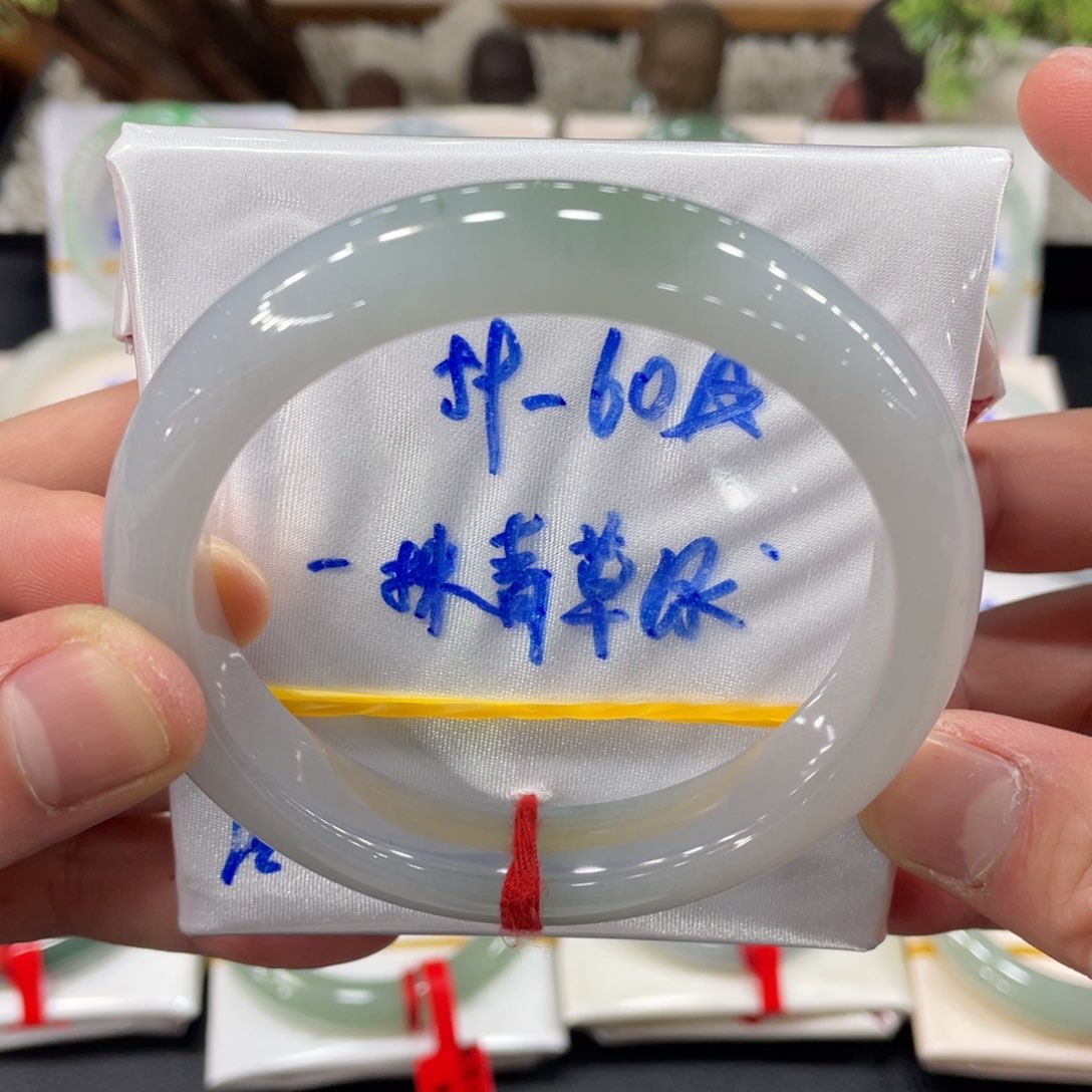 翡翠手镯未镶嵌翡翠