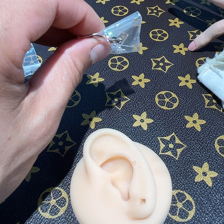 萍***萍耳钉银S925镶嵌合成钻石耳钉戒指
