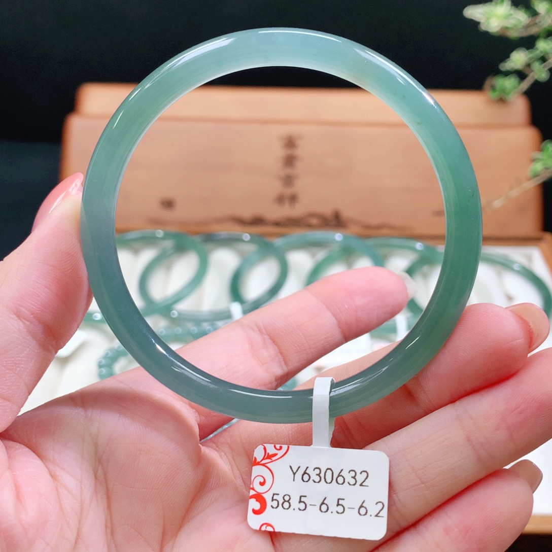 翡翠手镯未镶嵌天然
