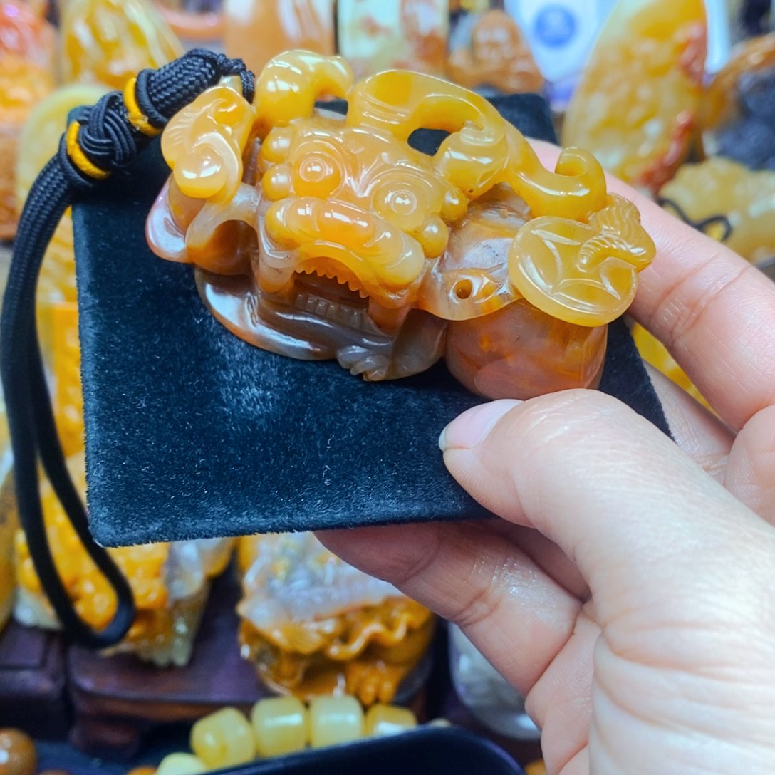 未镶嵌石英质玉（黄龙玉）颈饰