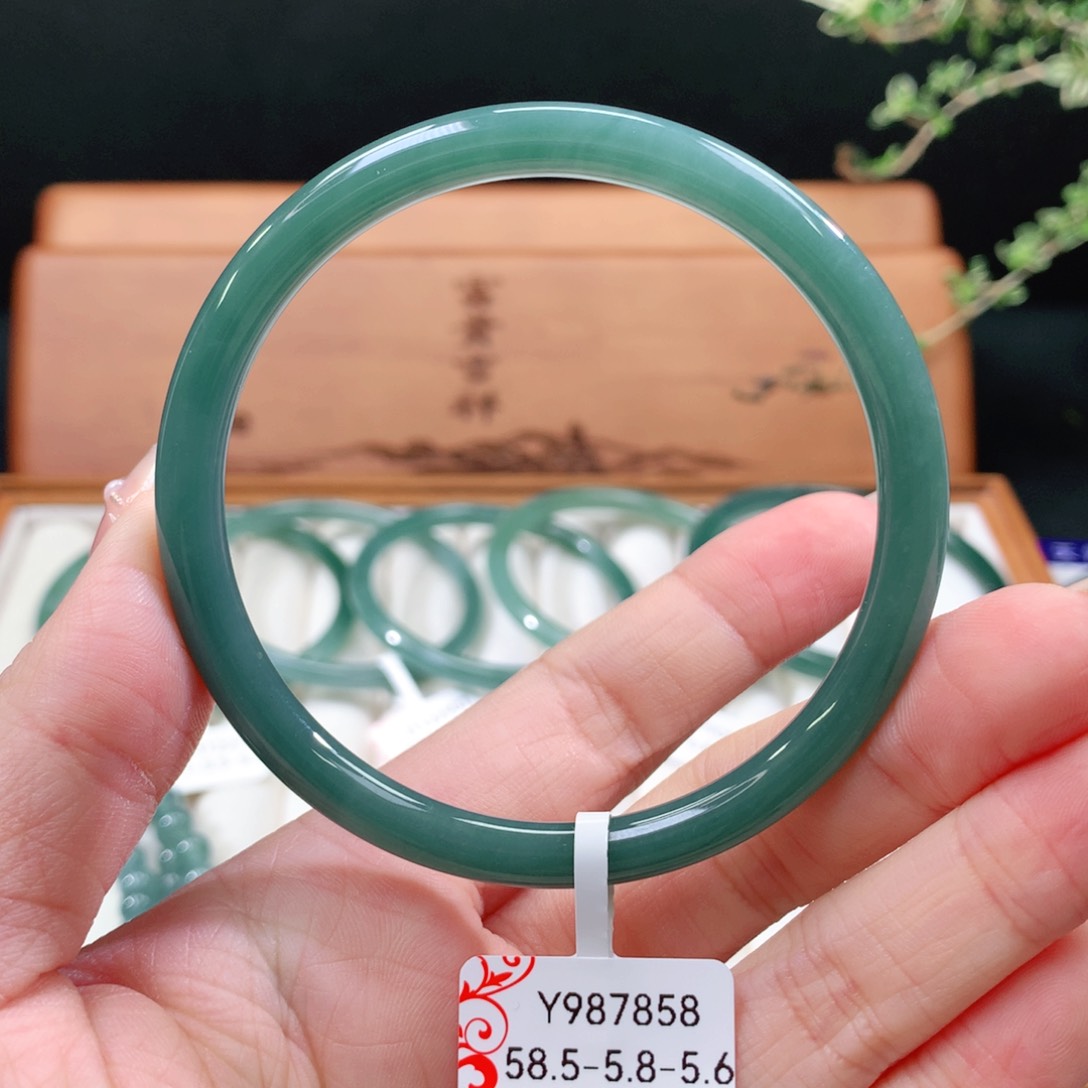 翡翠手镯未镶嵌天然