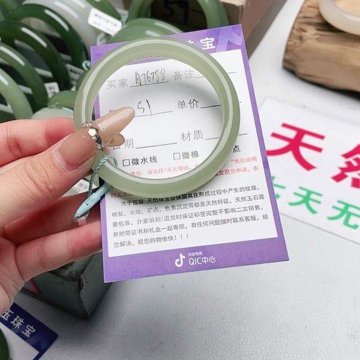 和田玉手镯未镶嵌迩**贵