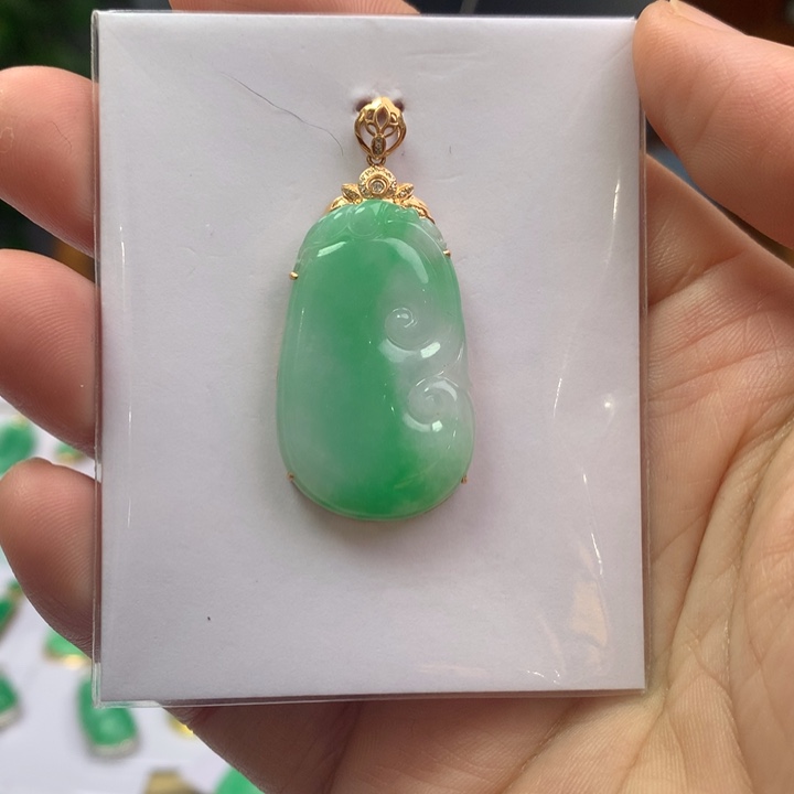 翡翠颈饰18K金镶嵌翡翠吊坠