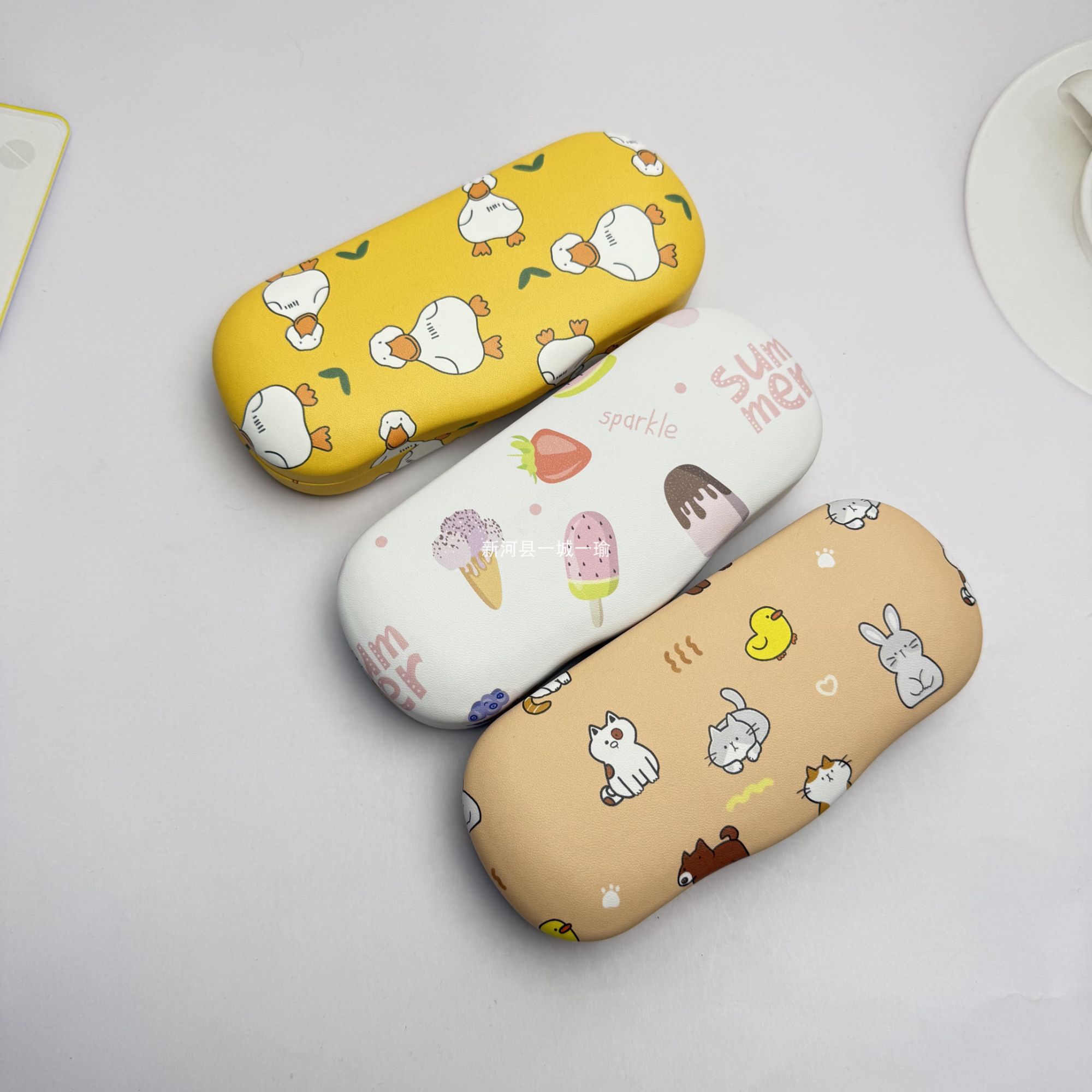 卡通简约风格防压抗压便携近视眼镜收纳盒