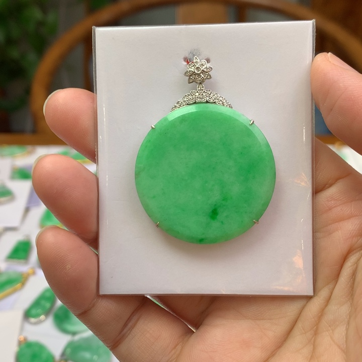 翡翠颈饰18K金镶嵌翡翠吊坠