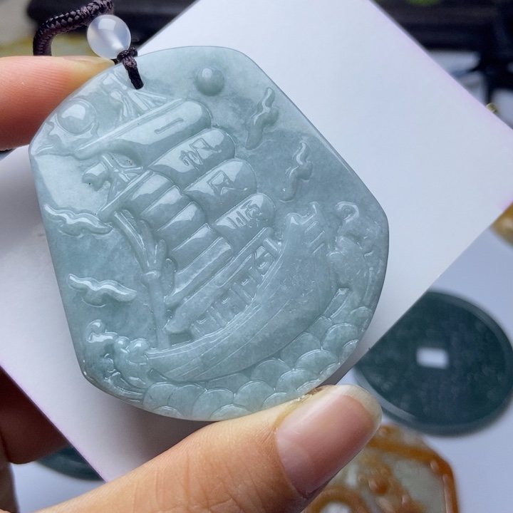 翡翠颈饰未镶嵌翡翠