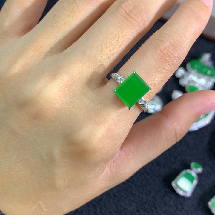 翡翠18K金镶嵌戒指戒指