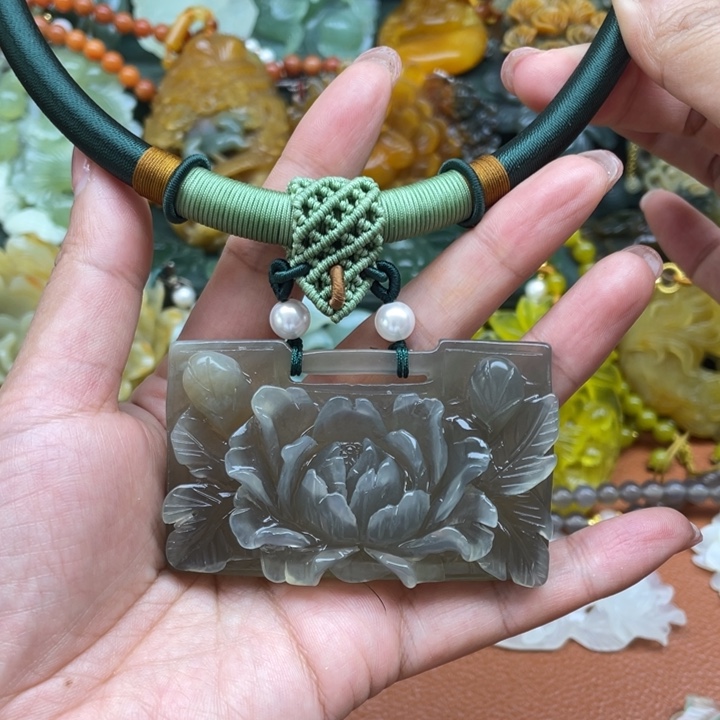 蛇纹石玉未镶嵌吊坠