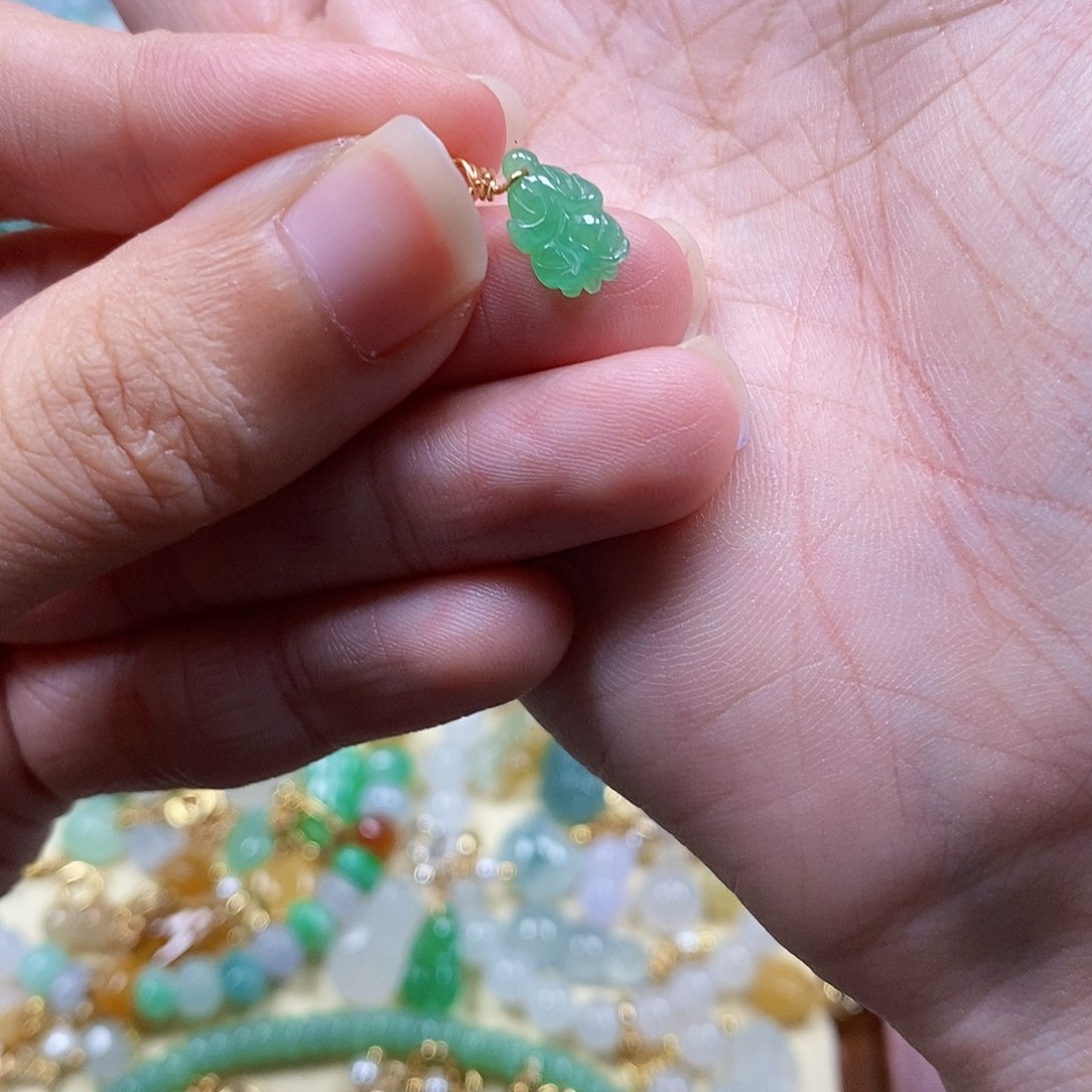 翡翠未镶嵌颈饰闪