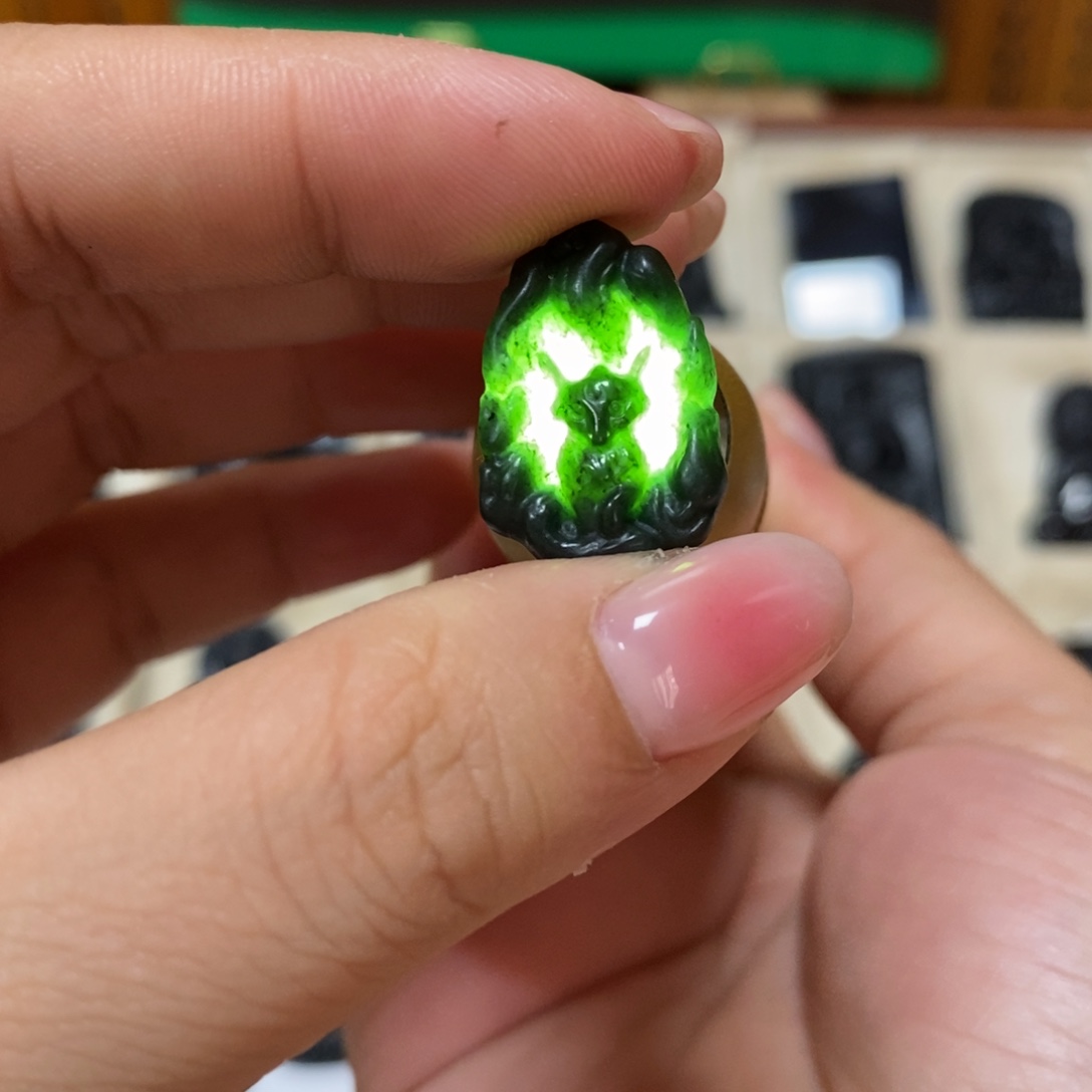 翡翠未镶嵌吊坠(赠链)翡翠