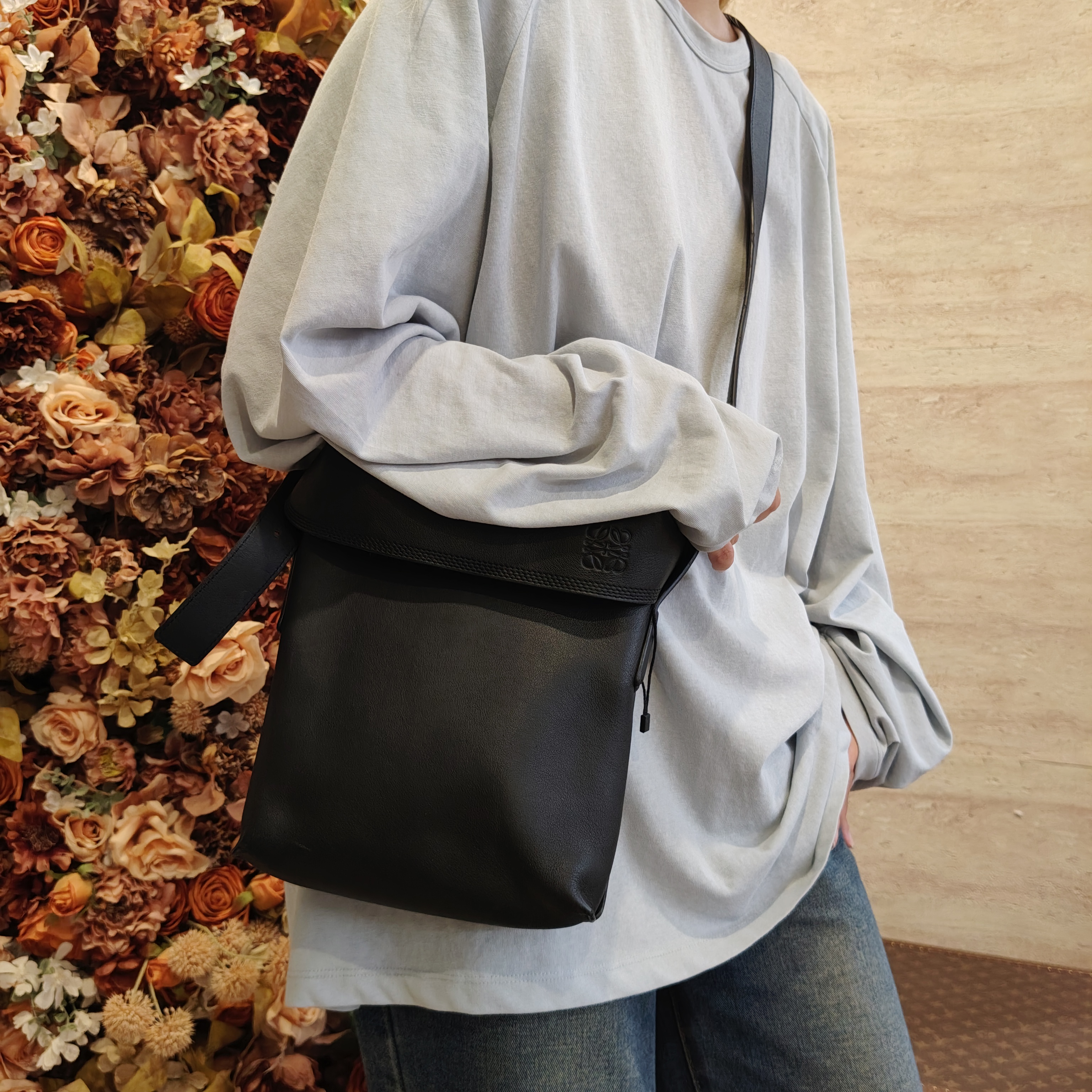 95新 LOEWE/罗意威 【冰】罗意威黑色斜挎包