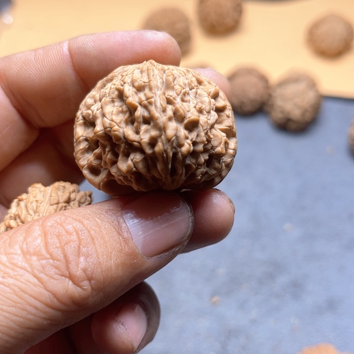 文玩核桃手串石*?龙山