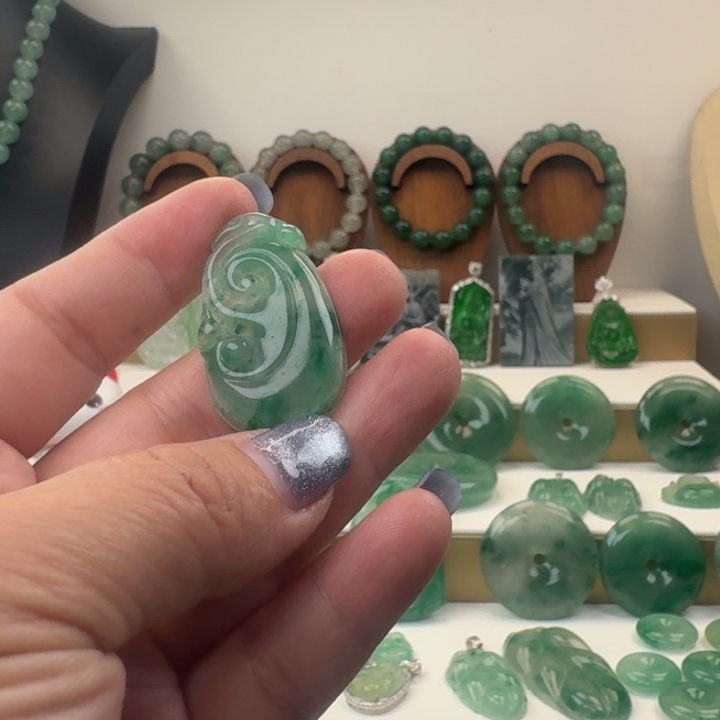 石英质玉未镶嵌颈饰