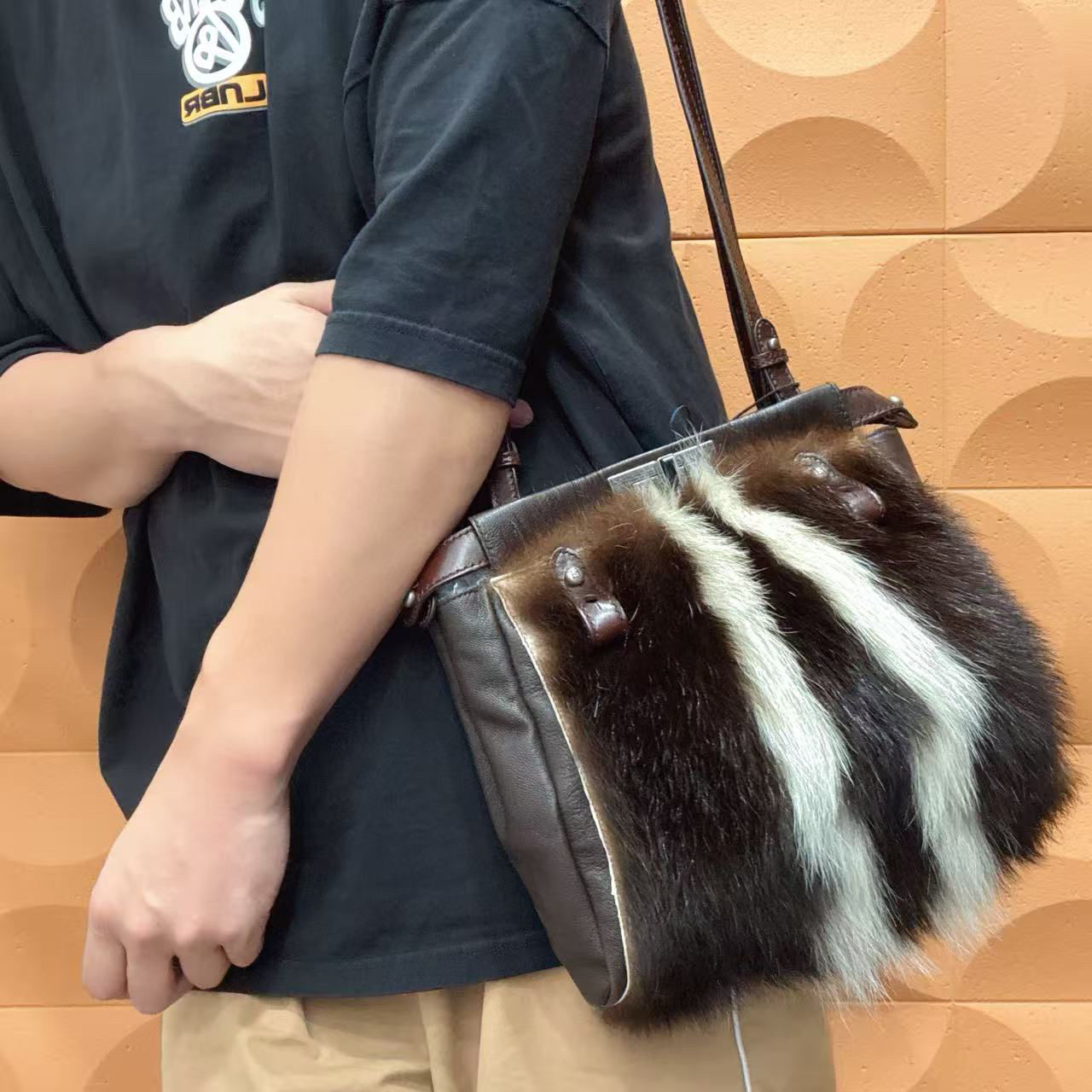 95新 FENDI/芬迪 【胖】49JB11 马毛棕色单肩包
