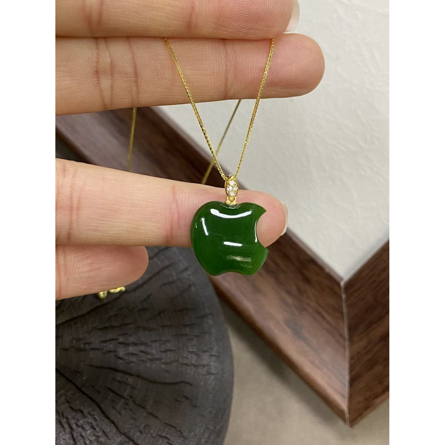 这才是圣诞节想收到的小苹果和田玉｜辣阳绿碧玉苹果吊坠19.5*15.5