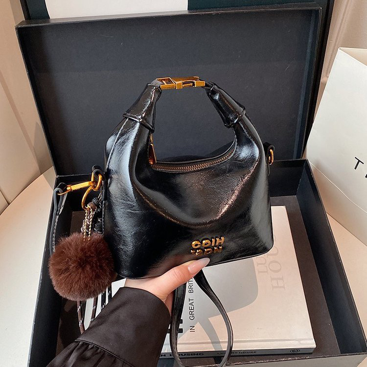 高级感气质包女款时尚手提单肩斜挎包简约法棍包休闲小方包6226