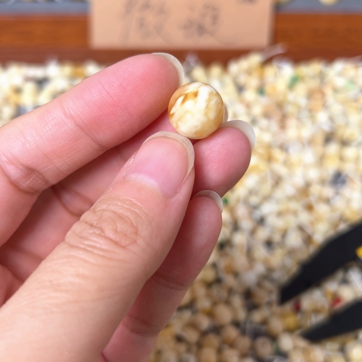 蜜蜡未镶嵌裸石12.2mm有坑