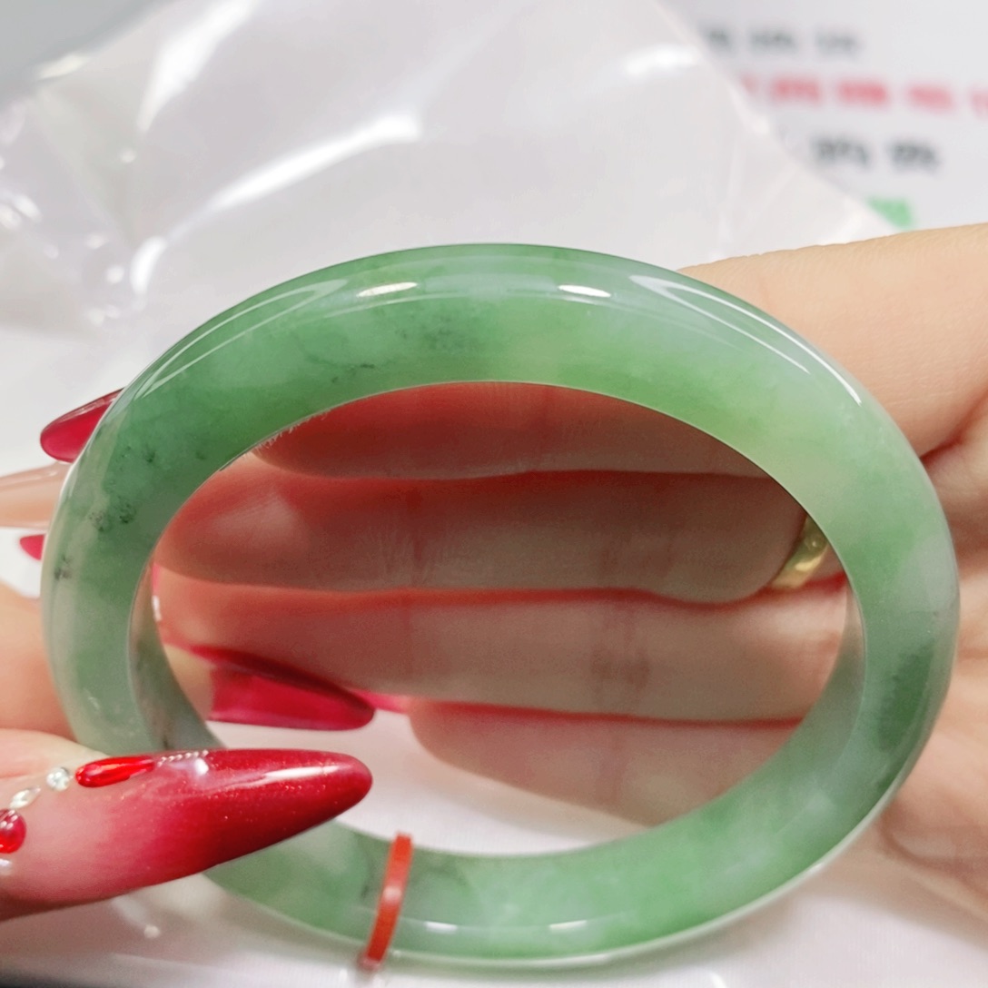 翡翠手镯未镶嵌56圈。