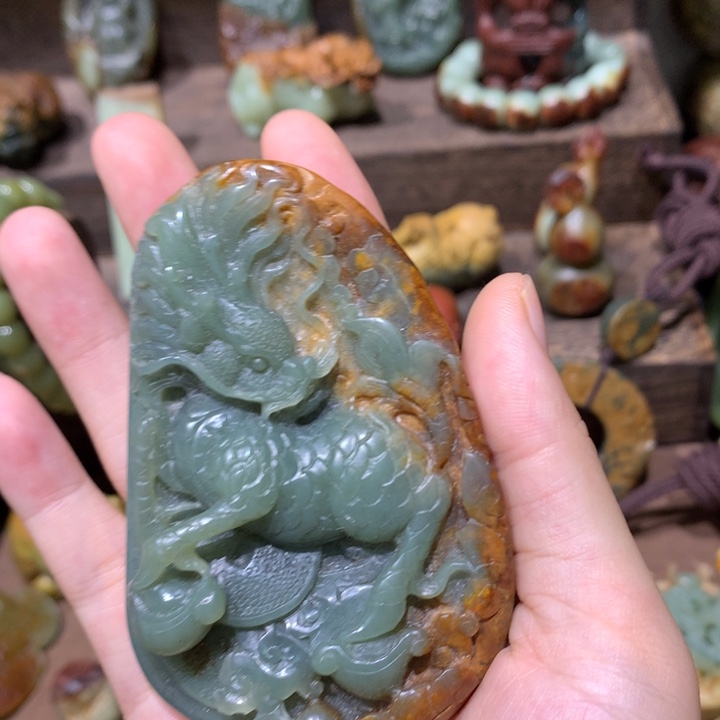 未镶嵌岫岩河磨玉（透闪石质玉）把件