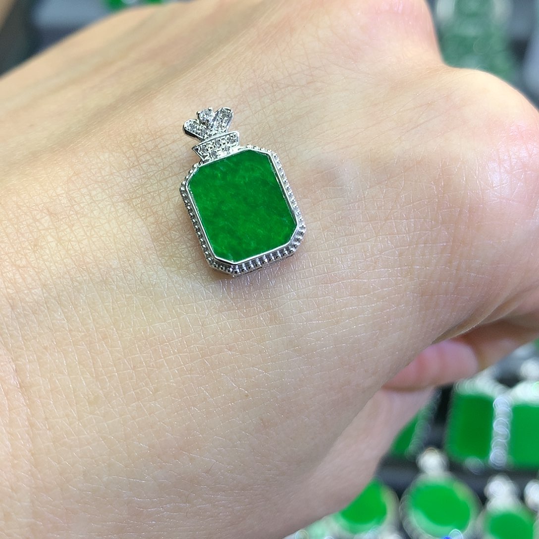 翡翠18K金镶嵌颈饰吊坠