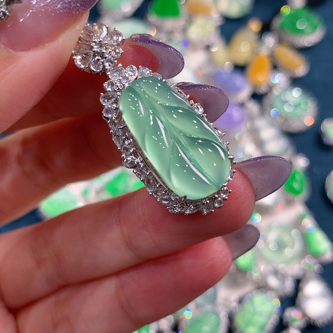 翡翠颈饰18K金镶嵌叶子