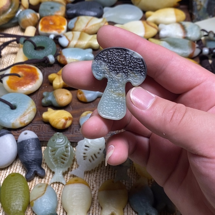 蛇纹石玉未镶嵌颈饰