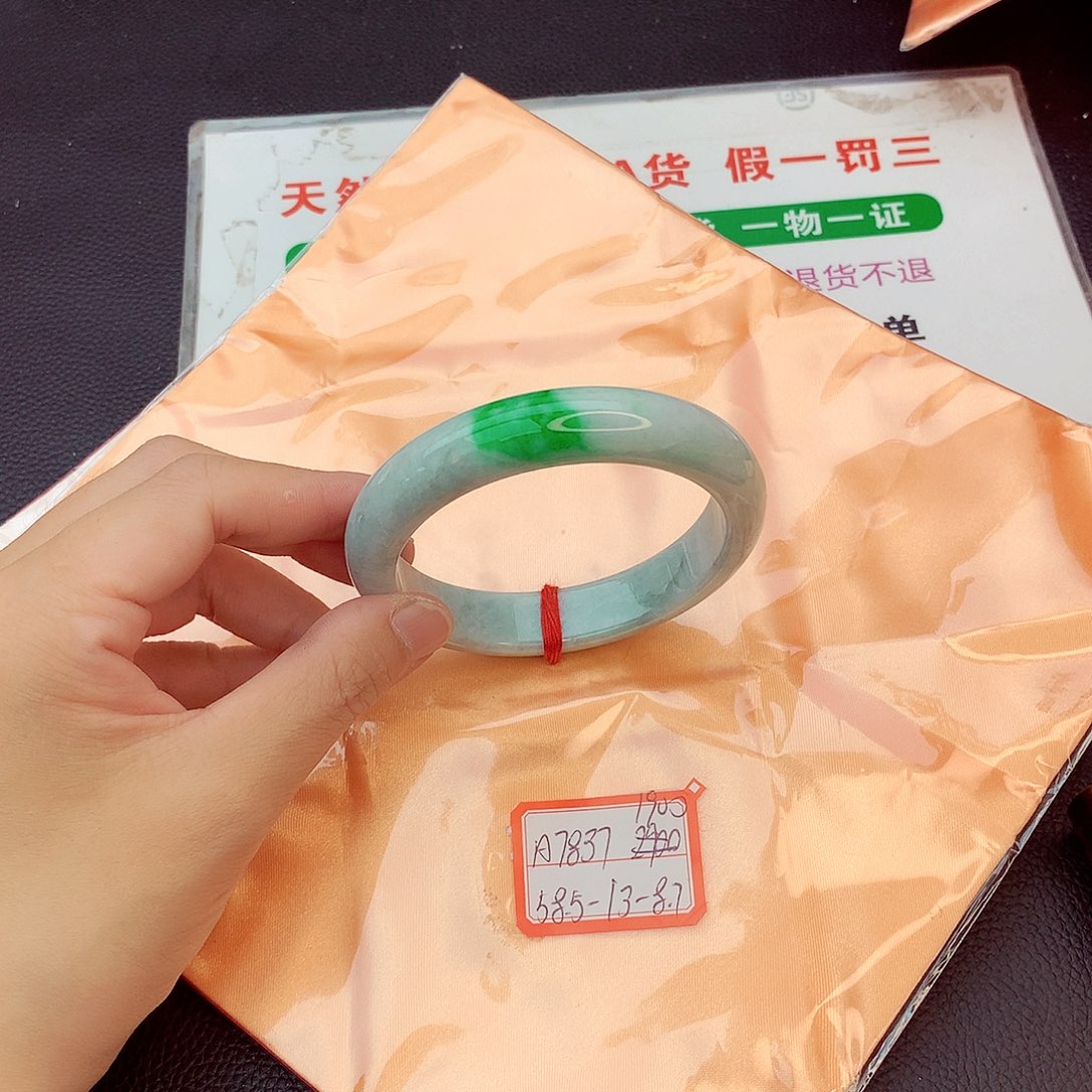 翡翠手镯未镶嵌翡翠