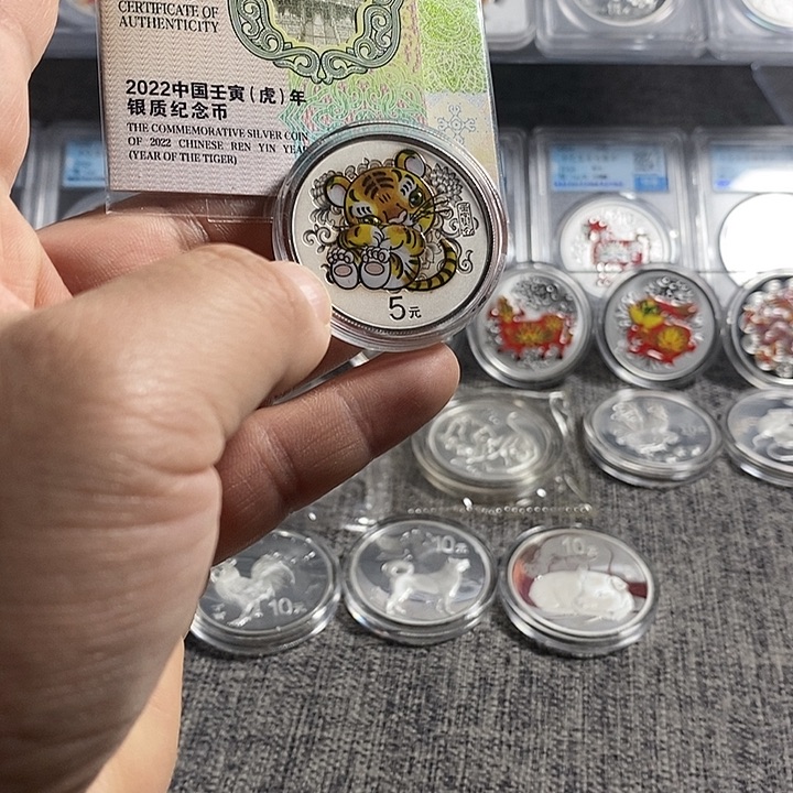 纯银无盒带证书22年彩银虎一枚如图