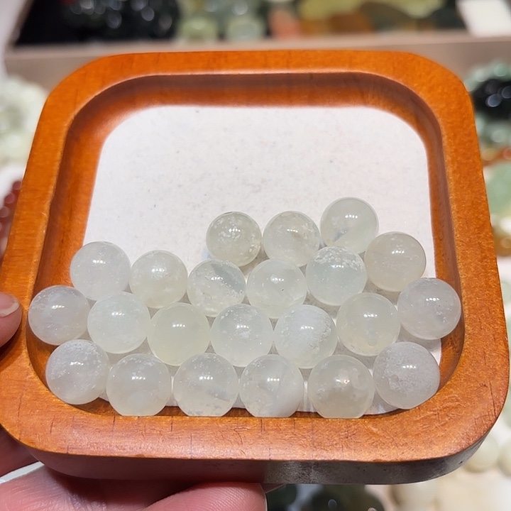 牟***生蛇纹石玉未镶嵌22个散珠