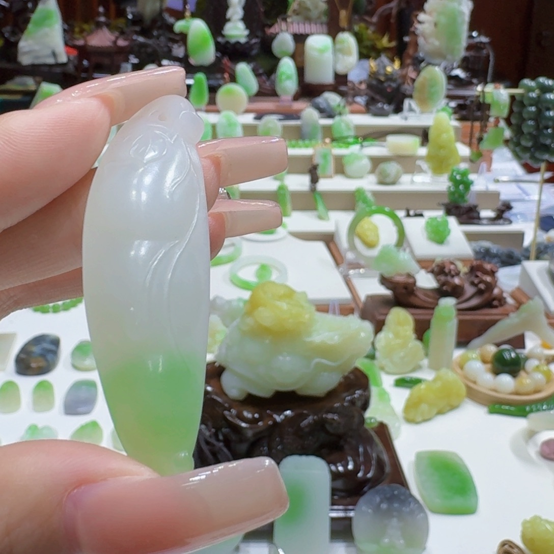 和田玉（翠青玉）未镶嵌挂件白底翠福豆