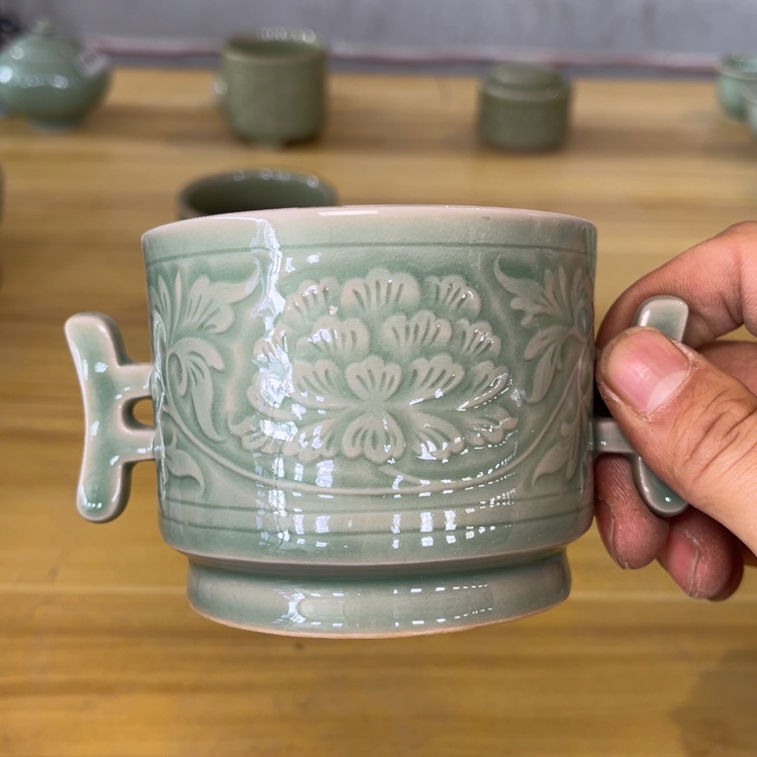 瓷瑕疵双耳塔牡丹香炉特价